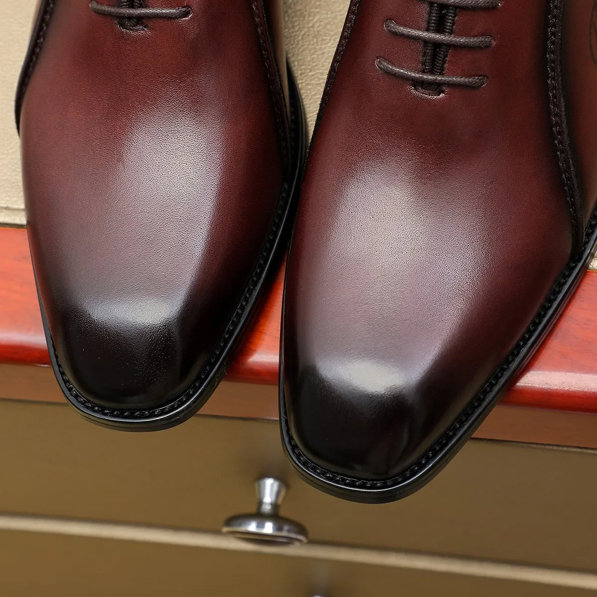 Men's shoes 💰620 💰 Louis Vuitton LV ® Autumn and Winter 🆕 models 🔛Full shoe counter First layer cowhide, 🐂leather lined casual shoes for men, super soft outsole, essential for driving. Counter synchronized original first layer cowhide completely 1:1 mold customization 🌹Top version, 2 colors available! Number: 38-45 (37.46. Customized)